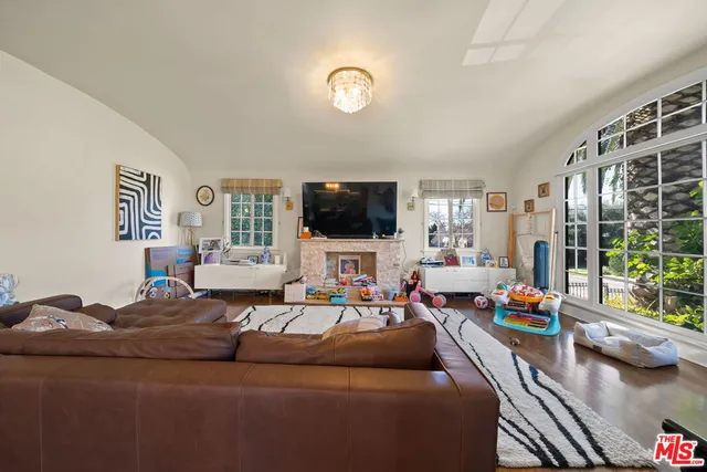 $8,000 | 962 South Plymouth Boulevard, Los Angeles, CA 90019