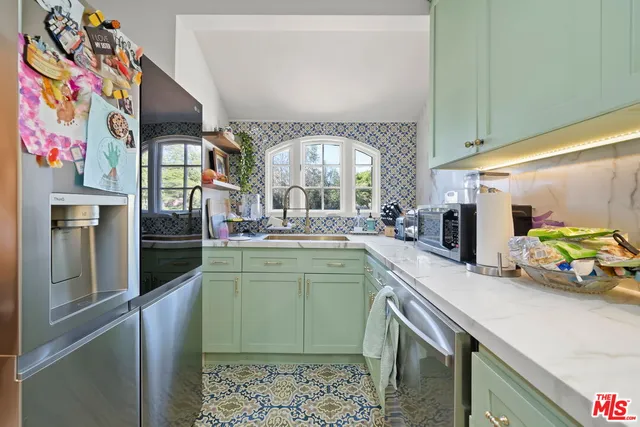 $8,000 | 962 South Plymouth Boulevard, Los Angeles, CA 90019