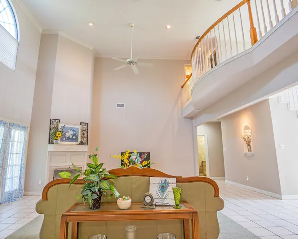 a view of an entryway with a livingroom