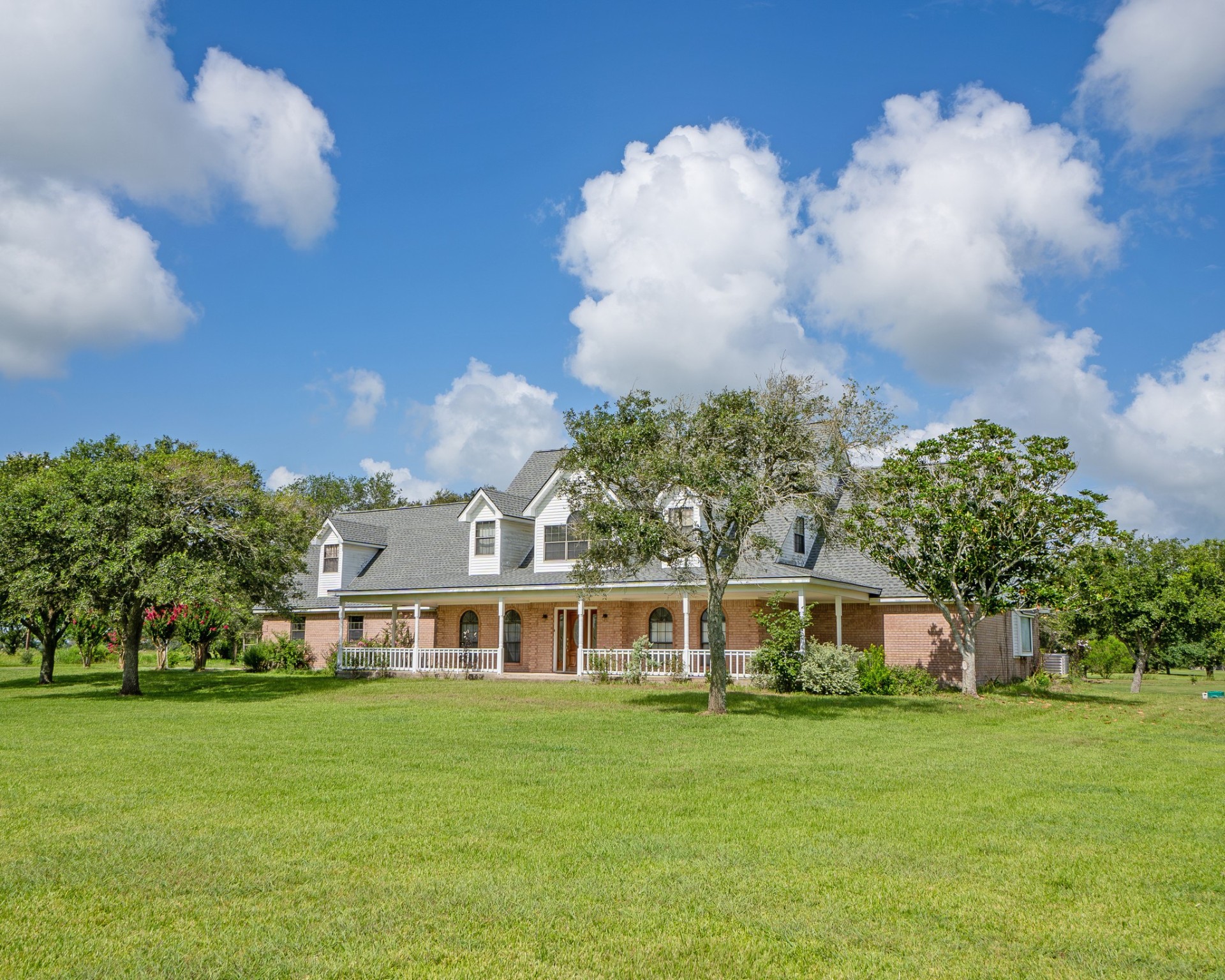 214 Williams Road Bay City, TX 77414 - Photo 4 of 48 a front view of a house with a garden