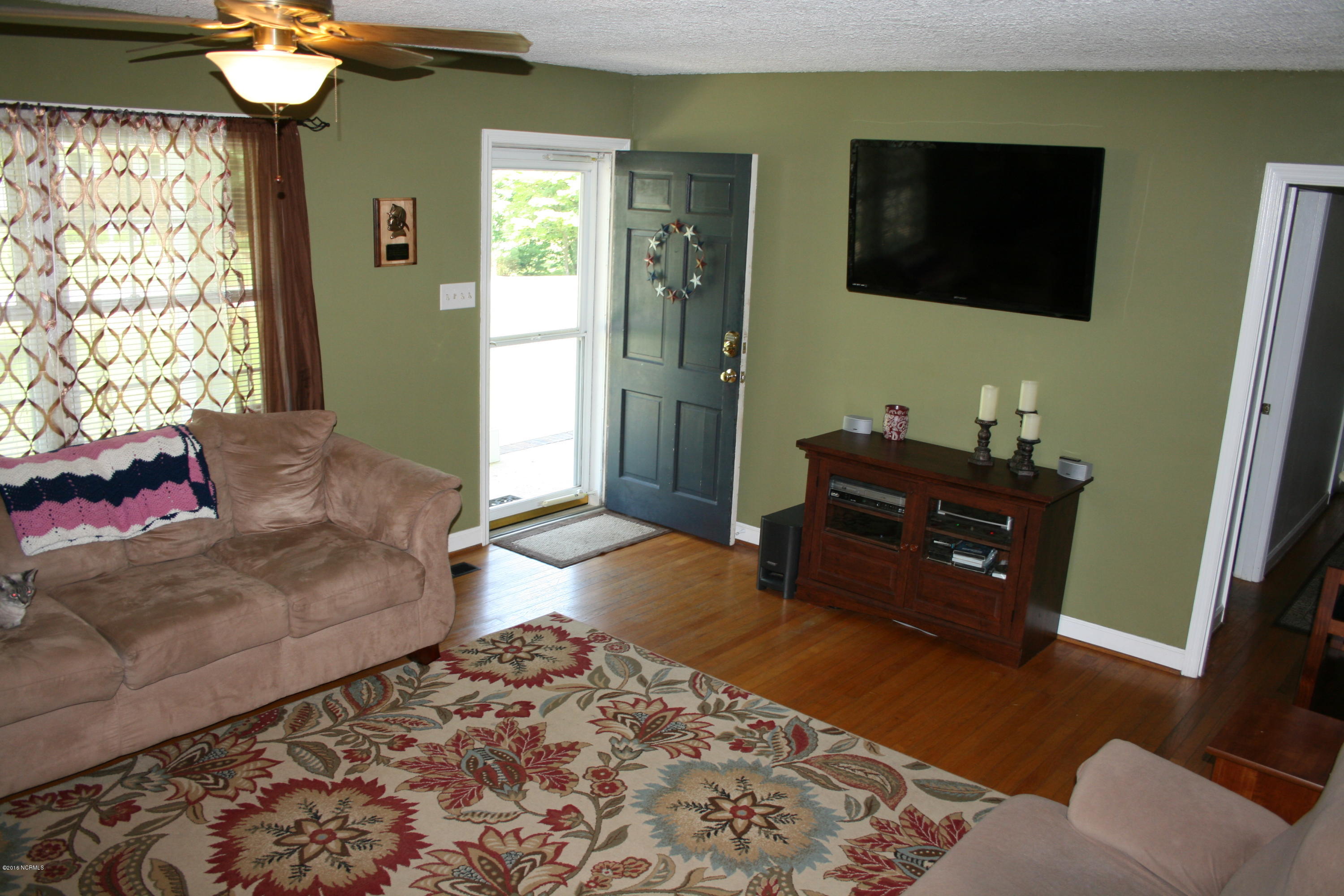 305 Neuse Cliff Road New Bern, NC 28560 - Photo 5 of 18 305 Neuse 007
