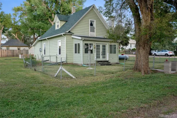 a view of a house with a yard