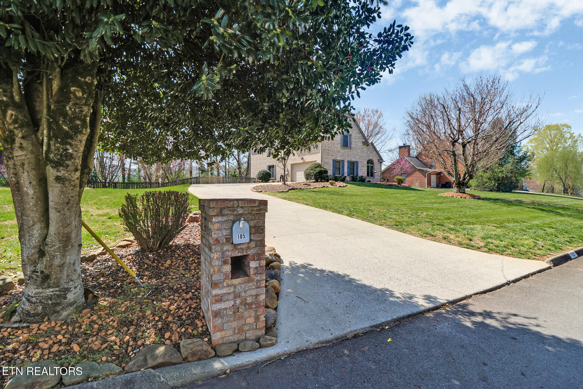 105 West Melbourne Road Oak Ridge, TN 37830 - Photo 5 of 59 Lovely Curb Appeal