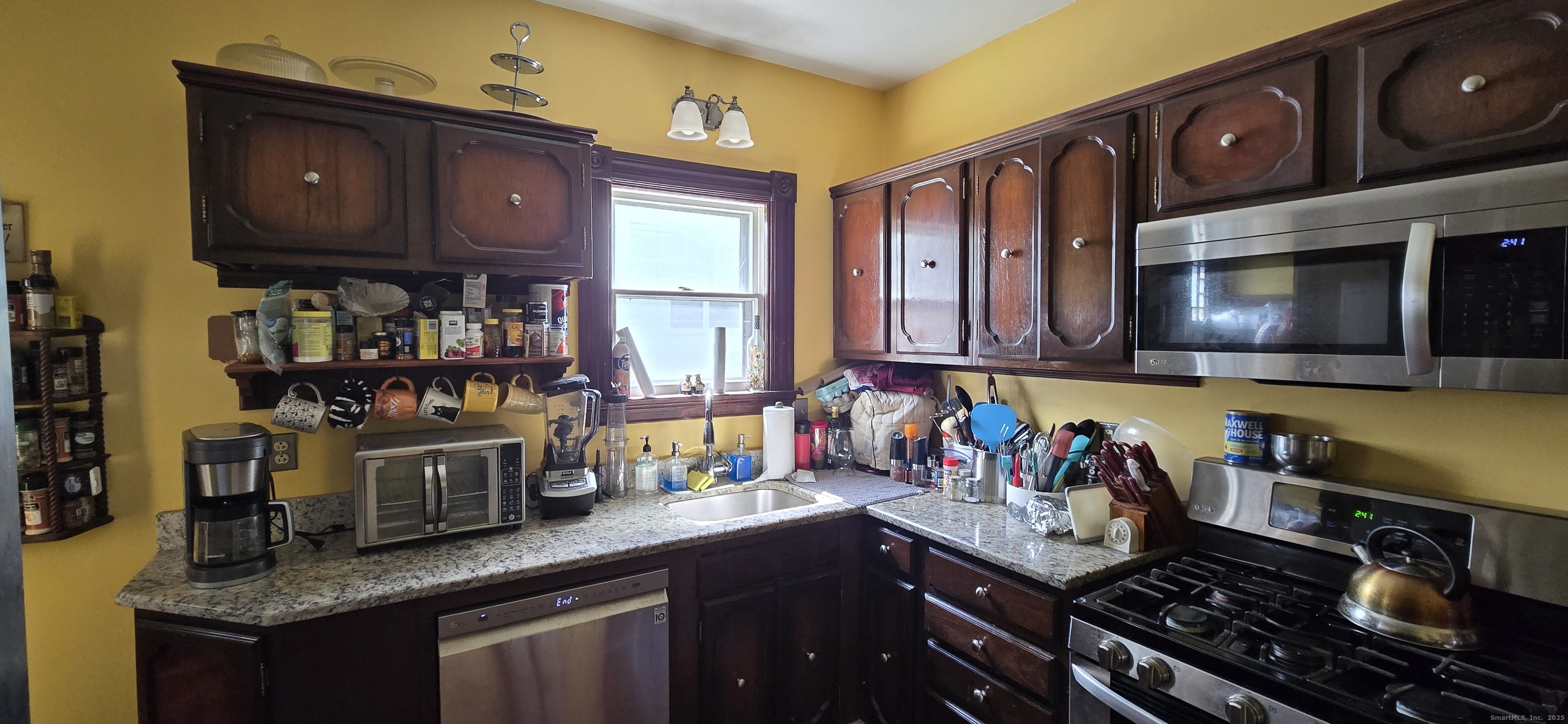 28 Perkins Avenue Norwich, CT 06360 - Photo 2 of 12