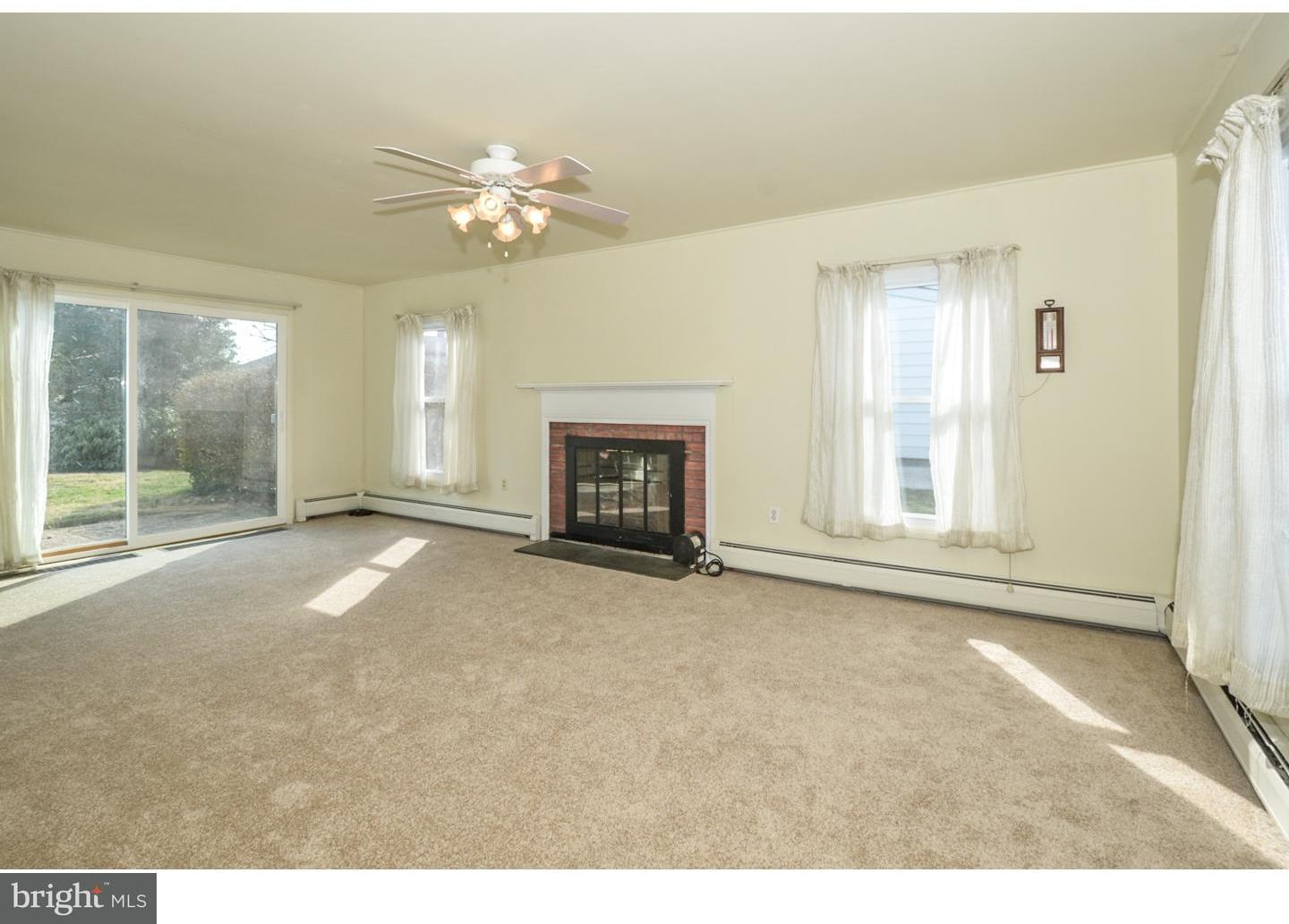 36 Turf Road Levittown, PA 19056 - Photo 4 of 25 Living Room