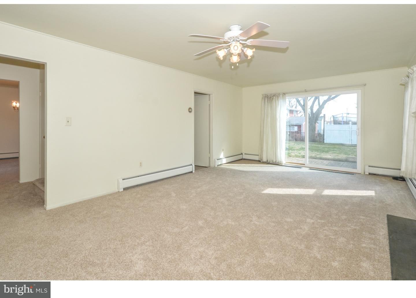 36 Turf Road Levittown, PA 19056 - Photo 5 of 25 Living Room