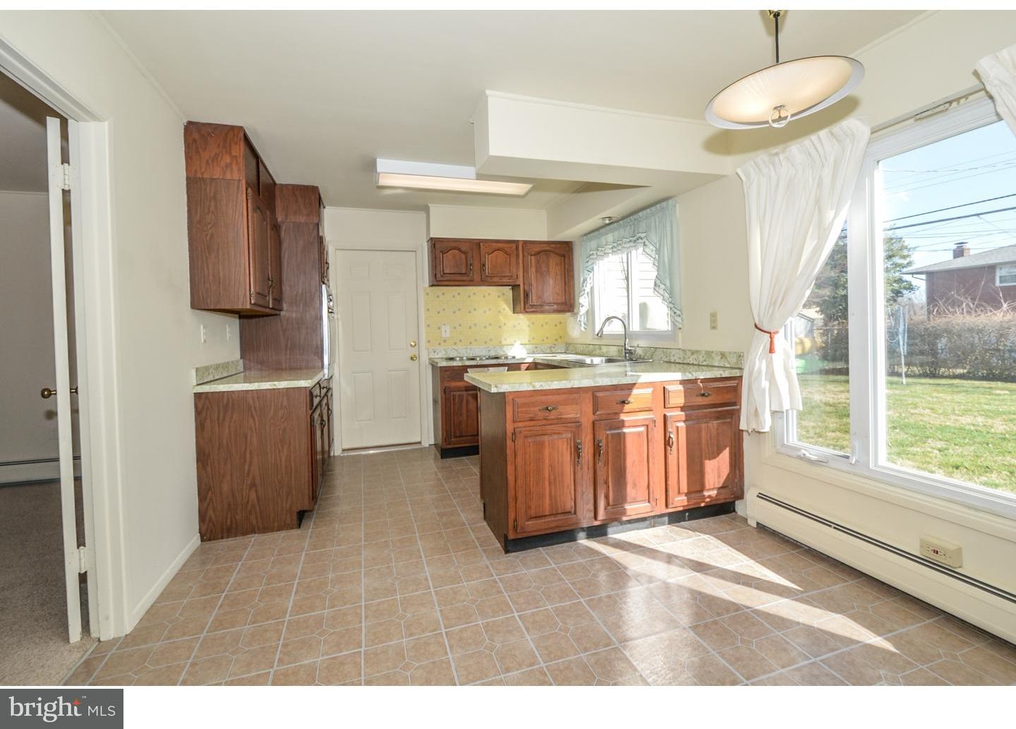 36 Turf Road Levittown, PA 19056 - Photo 7 of 25 Kitchen