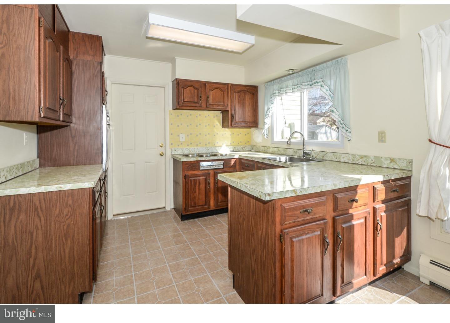 36 Turf Road Levittown, PA 19056 - Photo 8 of 25 Kitchen