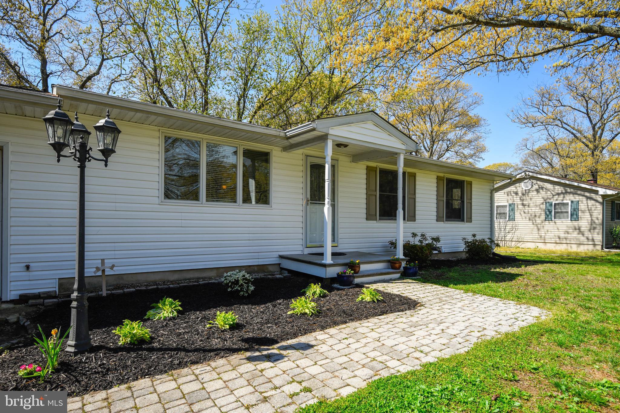 552 Sunset Knoll Road Pasadena, MD 21122 - Photo 2 of 36 a front view of a house with garden