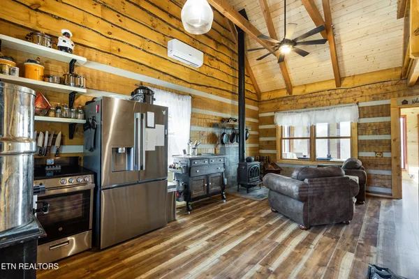 $950,000 | 1160 Oak Grove Road, Harrogate, TN 37752