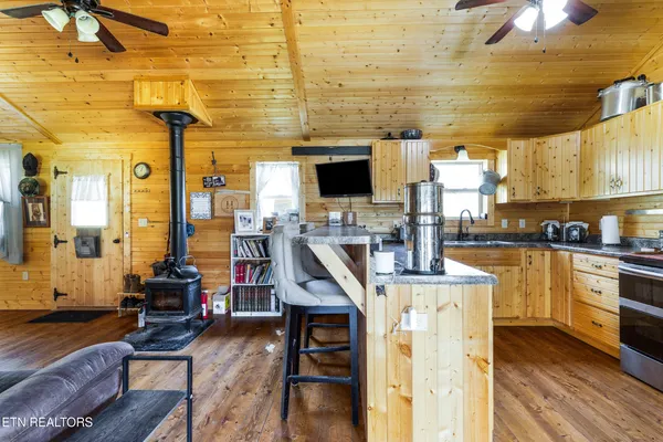 $950,000 | 1160 Oak Grove Road, Harrogate, TN 37752