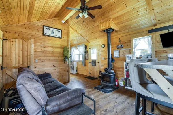 $950,000 | 1160 Oak Grove Road, Harrogate, TN 37752