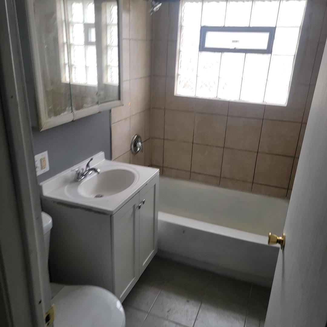 16444 Wolcott Avenue Markham, IL 60428 - Photo 10 of 18 a bathroom with a sink a toilet and bathtub