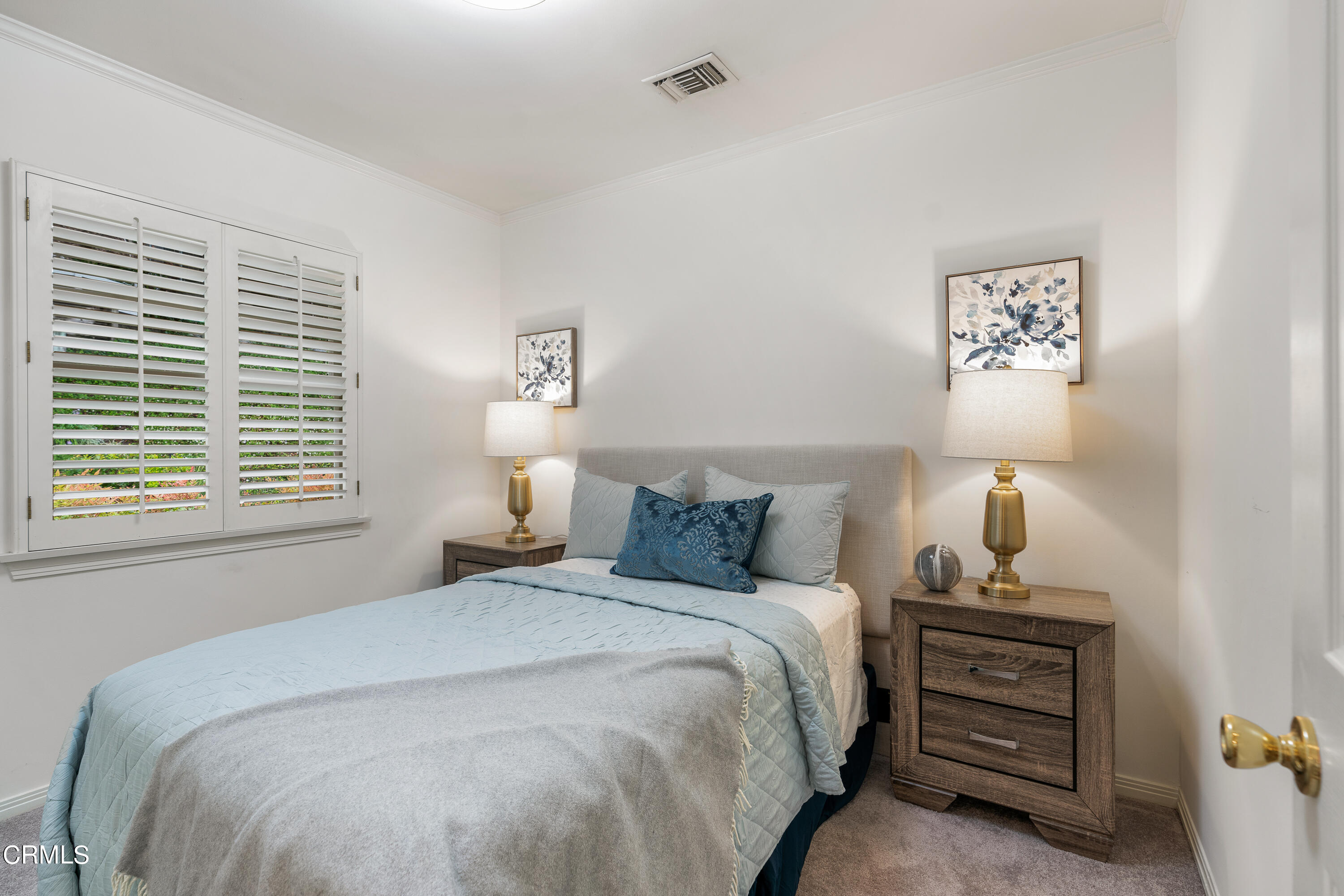 1265 Inverness Drive Pasadena, CA 91103 - Photo 26 of 44 a bedroom with a bed and a lamp