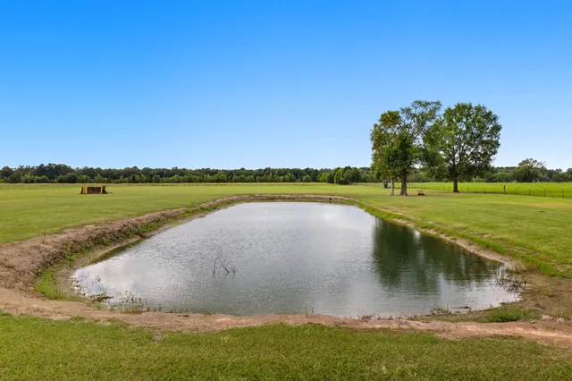 $700,000 | 270 County Road 2050, Hull, TX 77564