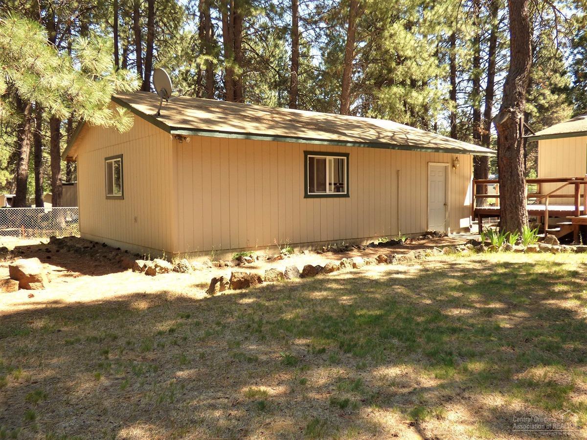 19176 Baker Road Bend, OR 97702 - Photo 21 of 25 a backyard of a house