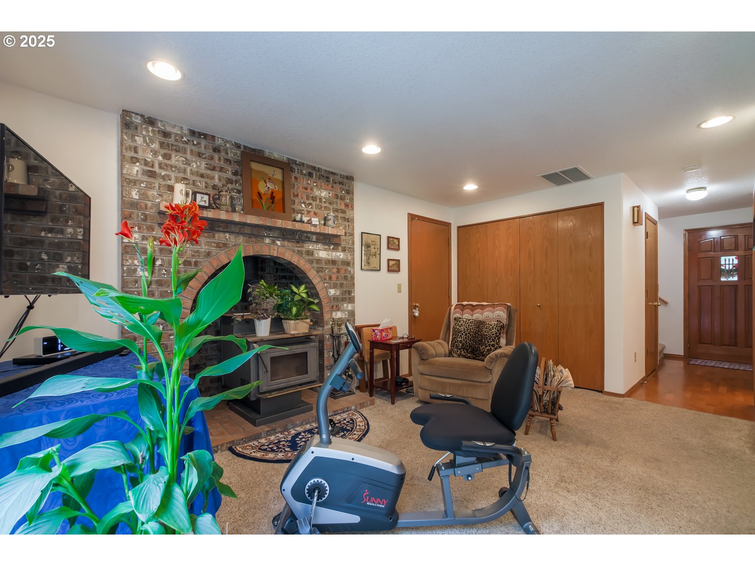 1809 Northwest 310th Street Ridgefield, WA 98642 - Photo 16 of 37 a living room with furniture and a potted plant
