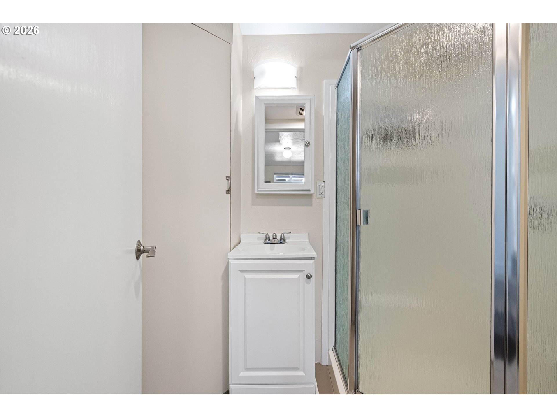 1255 Taylor Street Eugene, OR 97402 - Photo 26 of 48 a bathroom with a bathtub