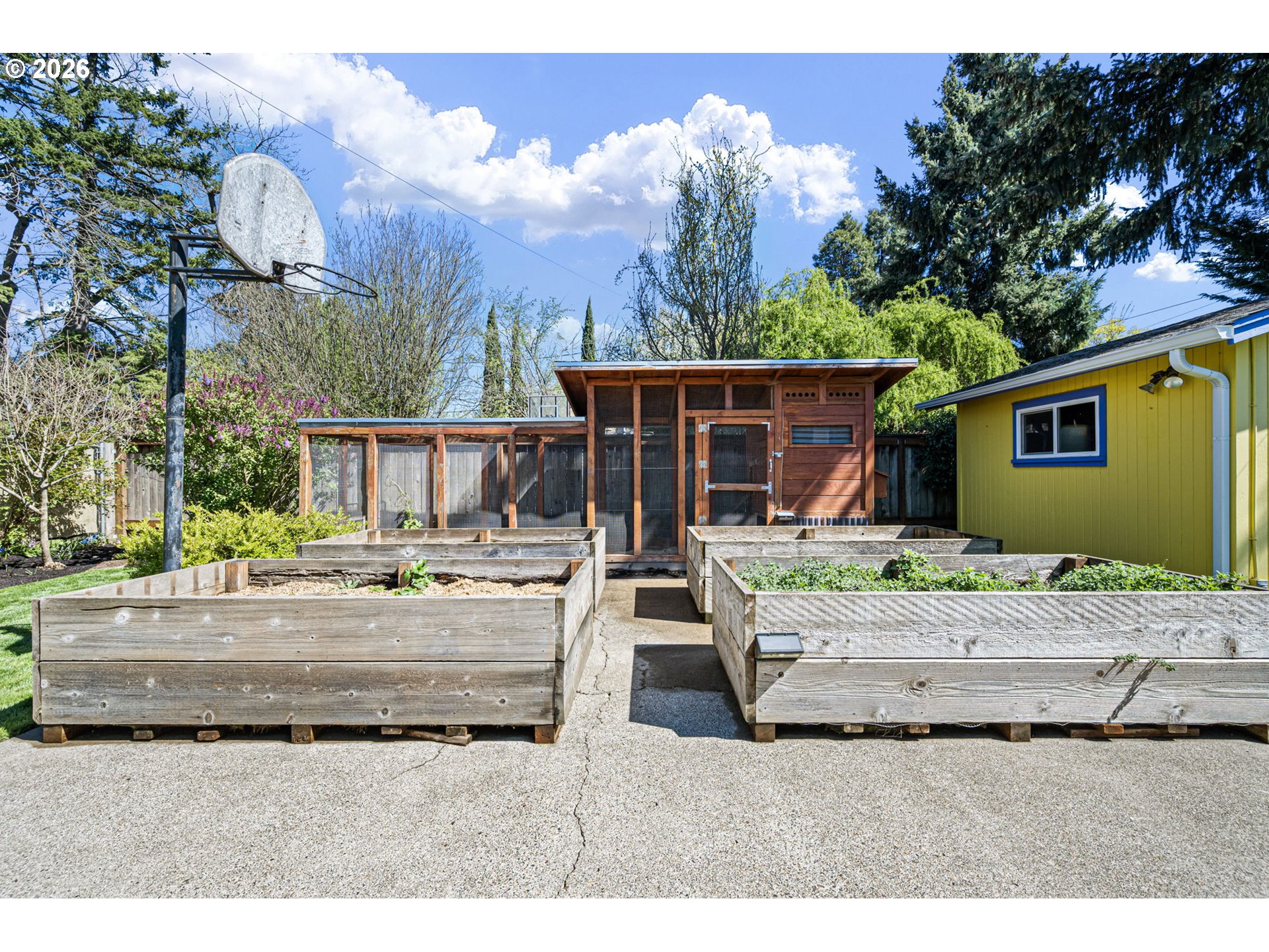 1255 Taylor Street Eugene, OR 97402 - Photo 39 of 48 a house view with a sitting space