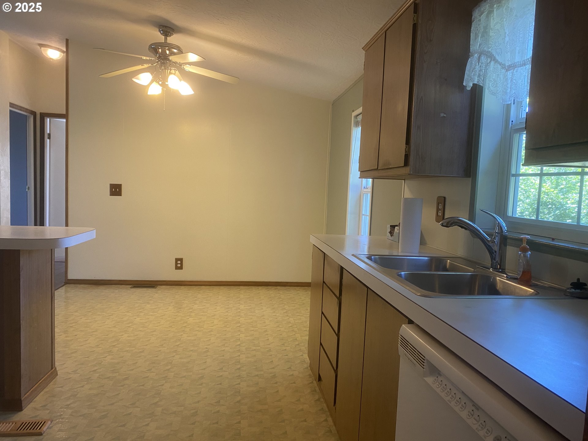 27645 Snyder Road, Unit 74 Junction City, OR 97448 - Photo 21 of 42 Kitchen/Dining Room