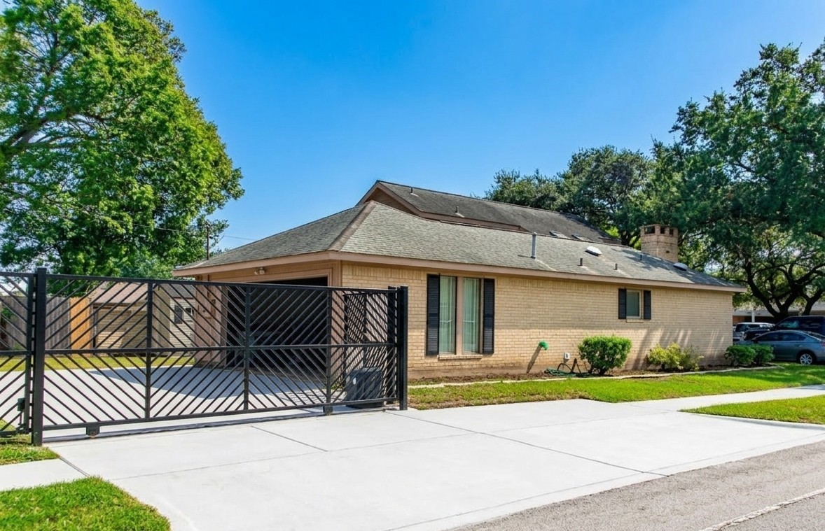 5008 Locust Street Bellaire, TX 77401 - Photo 4 of 18