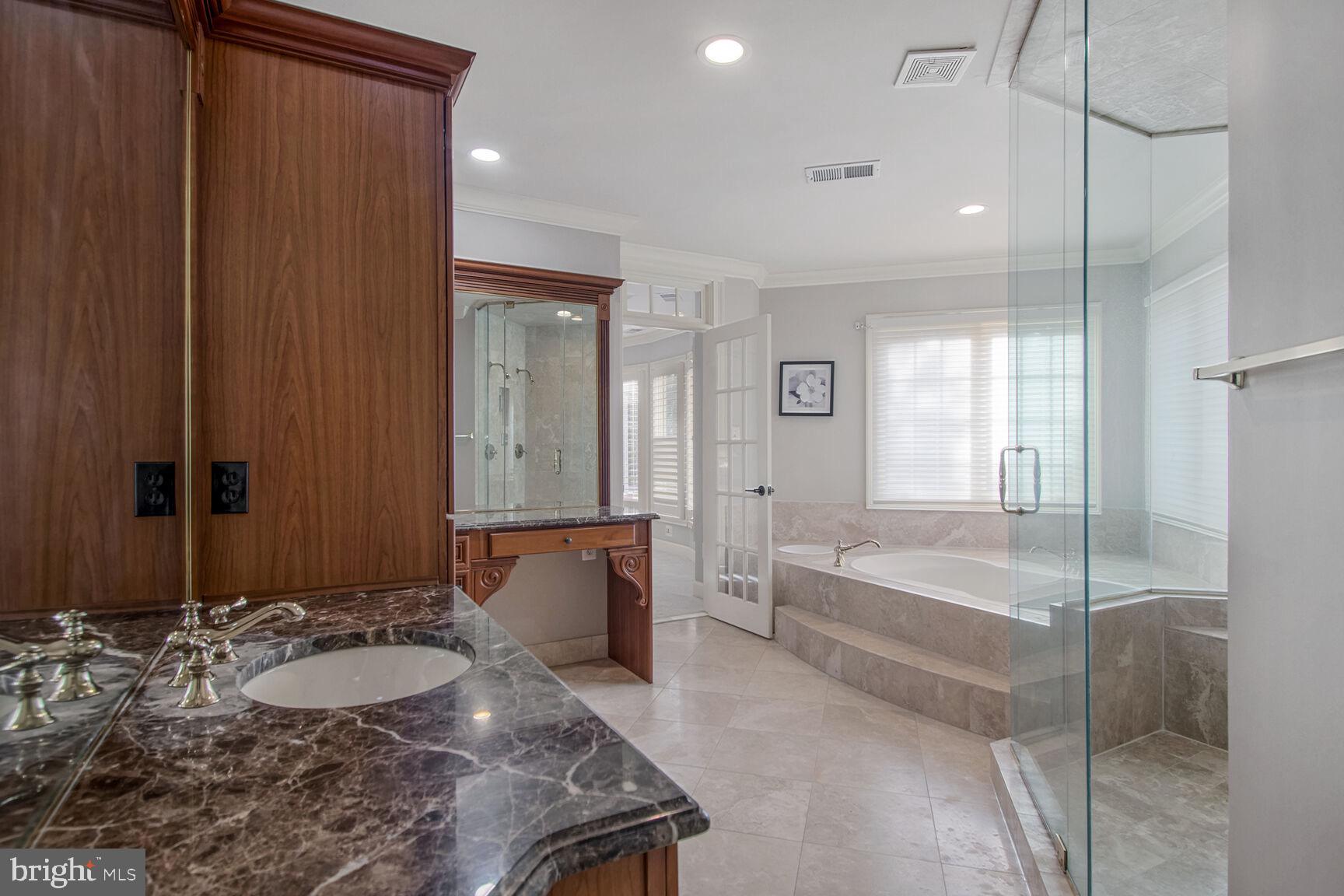 1550 Shelford Court Vienna, VA 22182 - Photo 40 of 60 a spacious bathroom with a tub sink and mirror