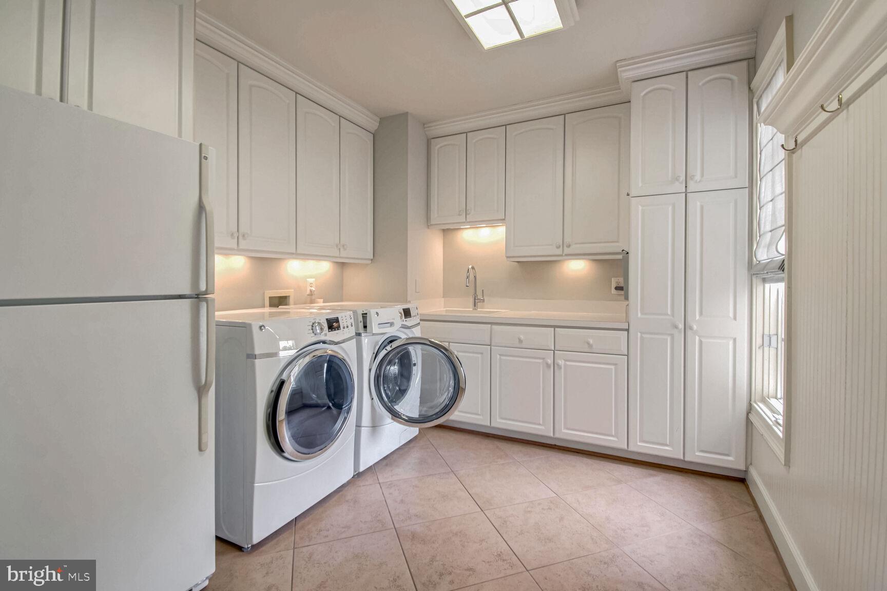 1550 Shelford Court Vienna, VA 22182 - Photo 57 of 60 a utility room with sink dryer and washer