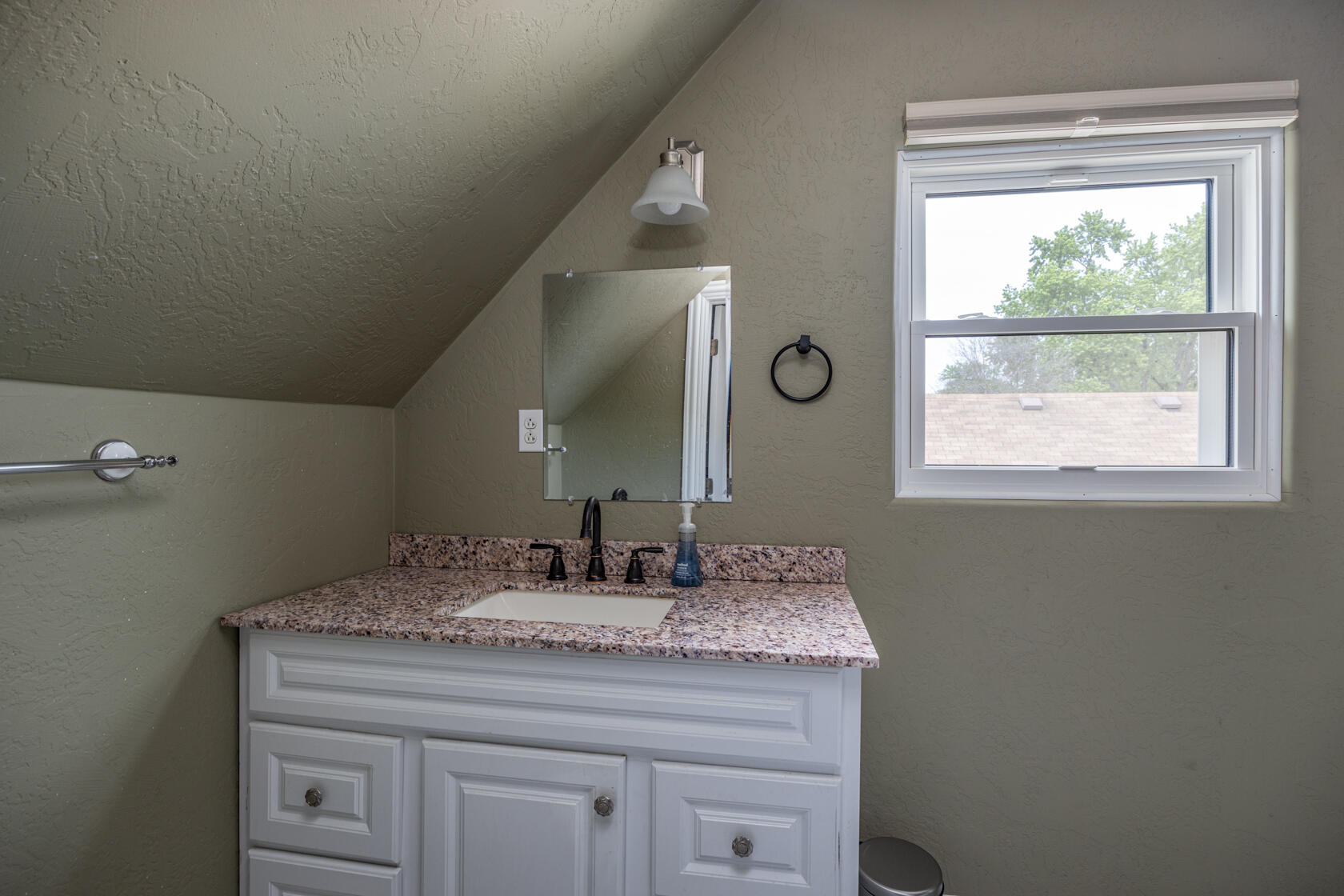 138 North Locust Street Appleton, WI 54914 - Photo 21 of 32 Upstairs Full Bath