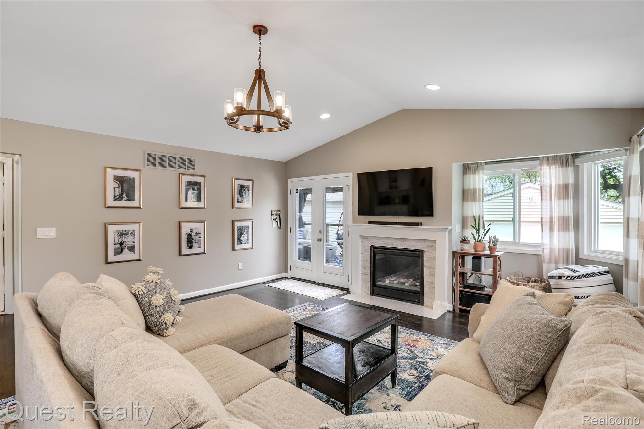 1850 Cambridge Road Berkley, MI 48072 - Photo 8 of 42 Large Great Room with vaulted ceilings!