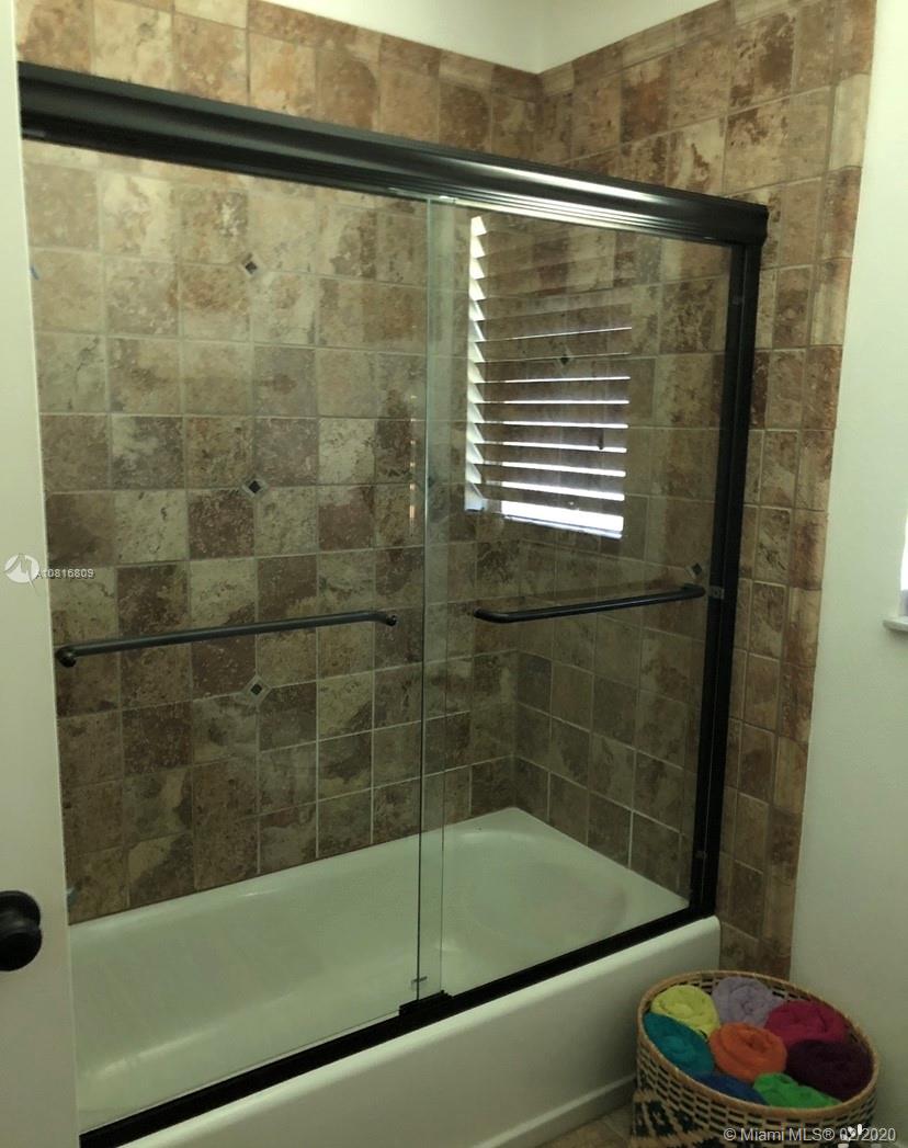 128 Kilpatrick Road Clewiston, FL 33440 - Photo 18 of 35 a bathroom with a shower and a bathtub