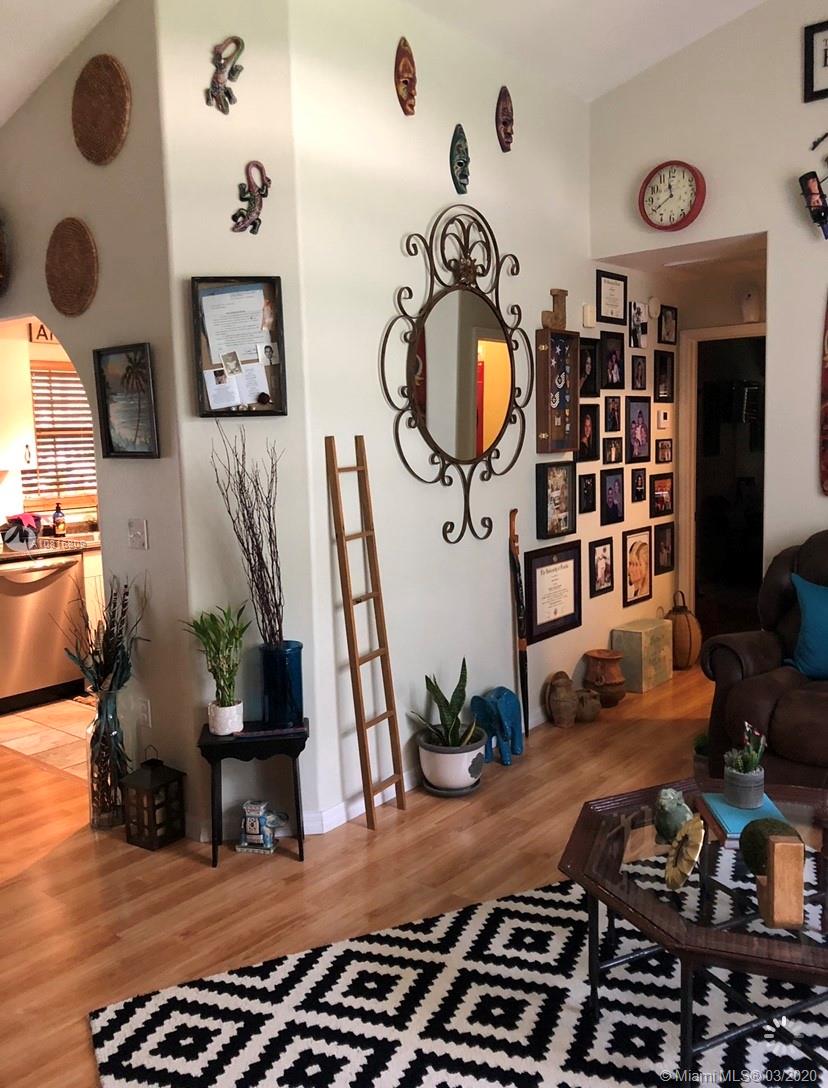 128 Kilpatrick Road Clewiston, FL 33440 - Photo 20 of 35 a living room with furniture and a mirror