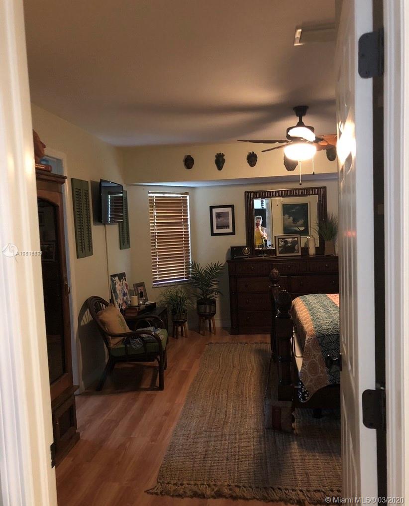 128 Kilpatrick Road Clewiston, FL 33440 - Photo 22 of 35 a living room with furniture