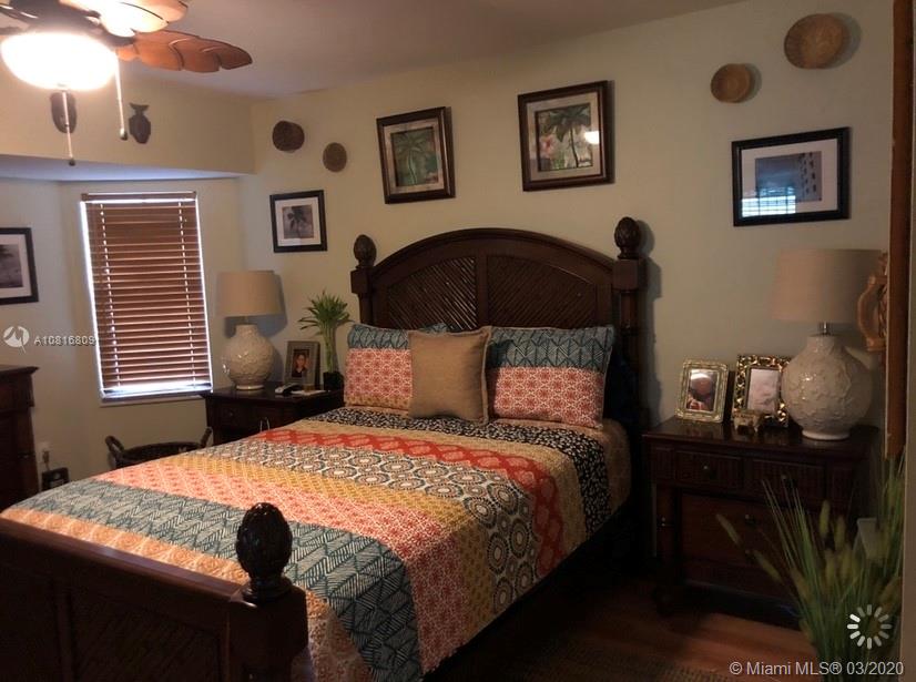 128 Kilpatrick Road Clewiston, FL 33440 - Photo 23 of 35 a bedroom with bed and paintings on the wall