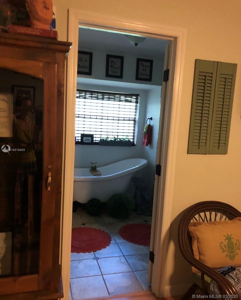 128 Kilpatrick Road Clewiston, FL 33440 - Photo 25 of 35 a bathroom with a sink and a mirror
