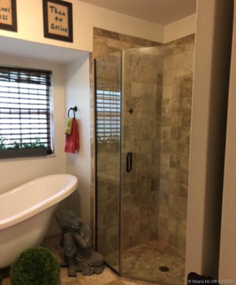 128 Kilpatrick Road Clewiston, FL 33440 - Photo 26 of 35 a bathroom with a shower a toilet and a sink