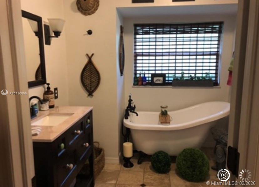 128 Kilpatrick Road Clewiston, FL 33440 - Photo 28 of 35 a bathroom with a sink and a mirror
