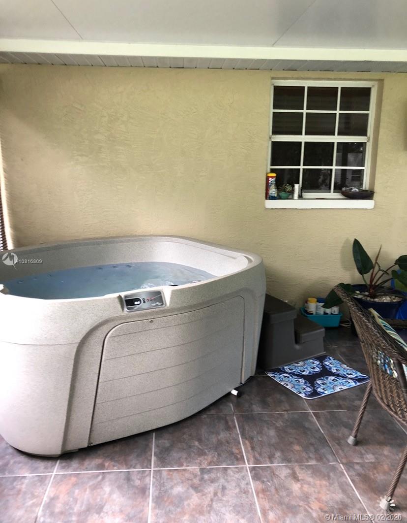 128 Kilpatrick Road Clewiston, FL 33440 - Photo 35 of 35 a room with a table and chair