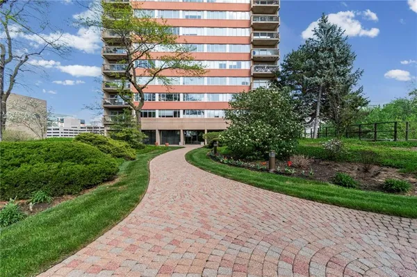 $355,000 | 2510 Grand Boulevard, Unit 2701, Kansas City, MO 64108
