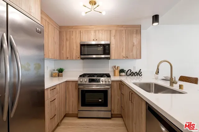 $799,000 | 1633 South Bentley Avenue, Unit 204, Los Angeles, CA 90025