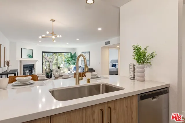 $799,000 | 1633 South Bentley Avenue, Unit 204, Los Angeles, CA 90025