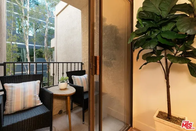 $799,000 | 1633 South Bentley Avenue, Unit 204, Los Angeles, CA 90025