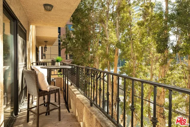 $799,000 | 1633 South Bentley Avenue, Unit 204, Los Angeles, CA 90025