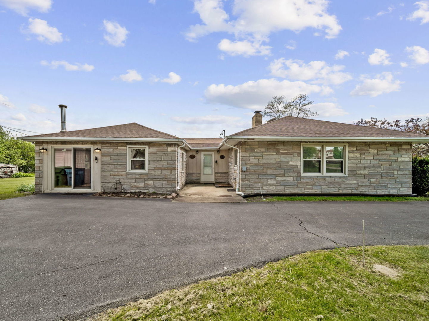 4N365 9th Avenue Addison, IL 60101 - Photo 19 of 24 a front view of a house with a garden