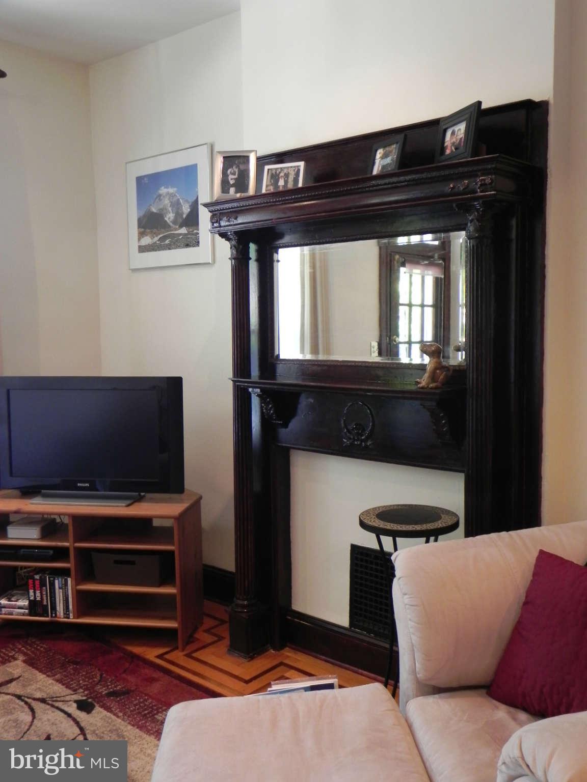 4138 Falls Road Baltimore, MD 21211 - Photo 5 of 29 Living Room
