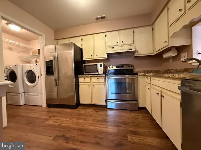 1201 Ginger Court Mount Laurel, NJ 08054 - Photo 6 of 18 a kitchen with stainless steel appliances granite countertop a refrigerator and a stove top oven