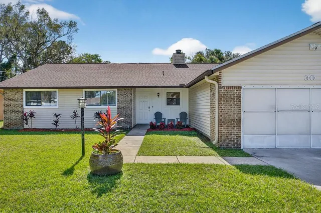 a view of a house with backyard