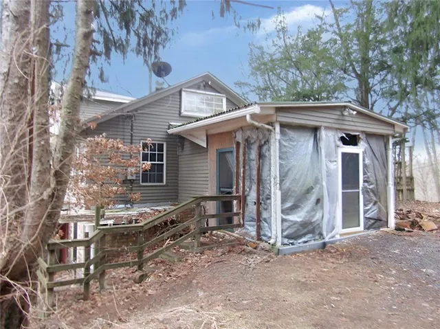 a view of a house with a yard