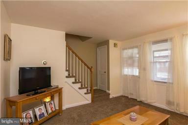 6941 Belclare Road Baltimore, MD 21222 - Photo 5 of 20 Living Room