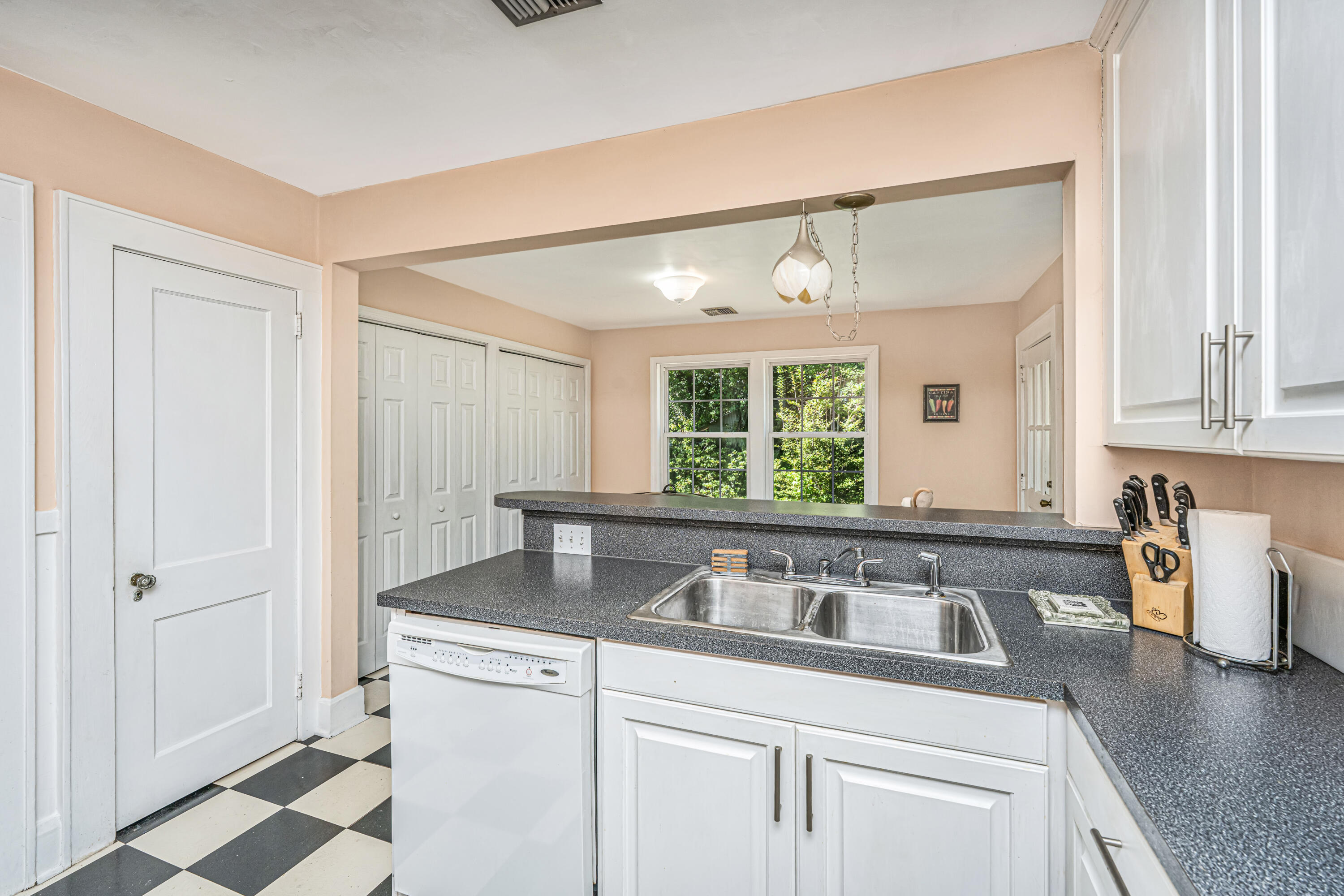 32 Rosedale Drive Charleston, SC 29407 - Photo 17 of 40 32Rosedale Kitchen w Pantries