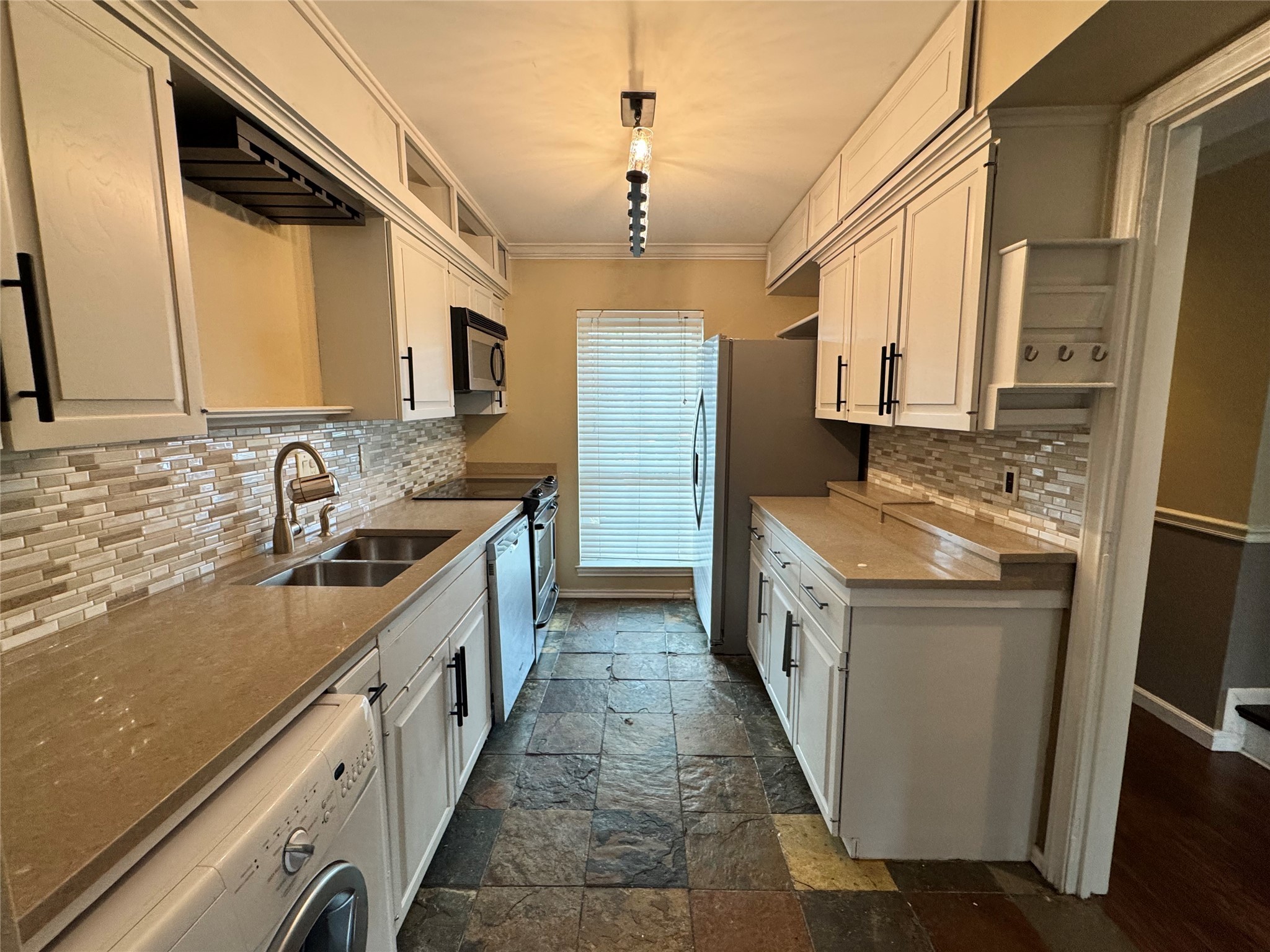 2041 Winrock Boulevard, Unit 157 Houston, TX 77057 - Photo 5 of 26 a kitchen with stainless steel appliances granite countertop a sink stove and refrigerator